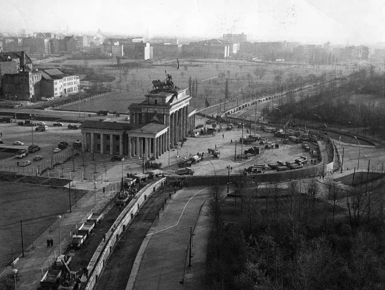 Brandenburger Tor, Berlin, 1961. Bau der Mauer trennt DDR und BRD. LKW und Bauarbeiter im Einsatz.