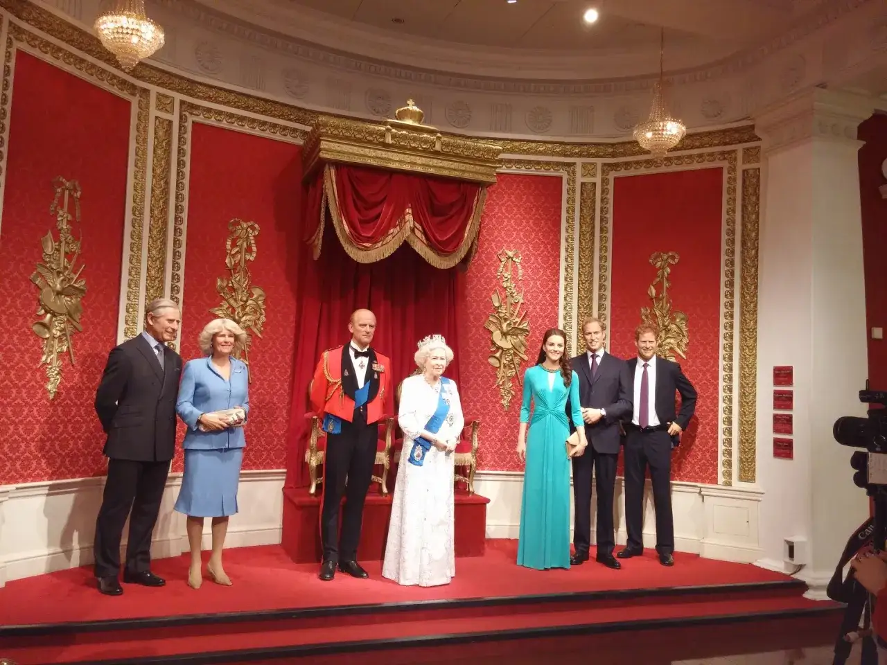 Kr&oacute;lewska rodzina woskowych figur w Londynie. Kr&oacute;lowa Elżbieta II, książę Filip, książę Karol, księżna Camilla, książę William i księżna Kate.