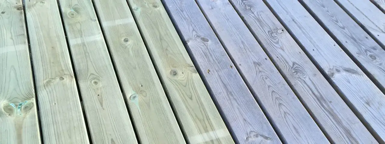 Trallbrädor, en sida behandlad med olja, den andra grånat av väder och vind.