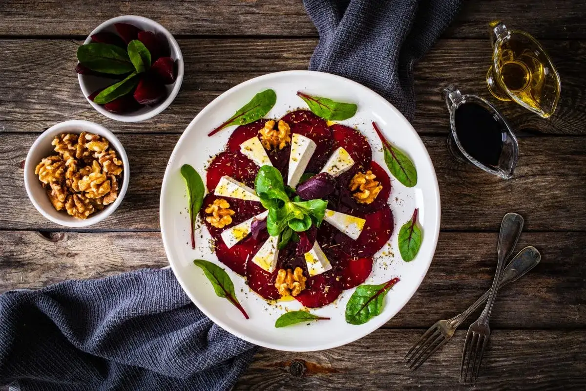Eleganckie carpaccio z buraka z serem feta i orzechami włoskimi. Idealny przepis na lekki posiłek.
