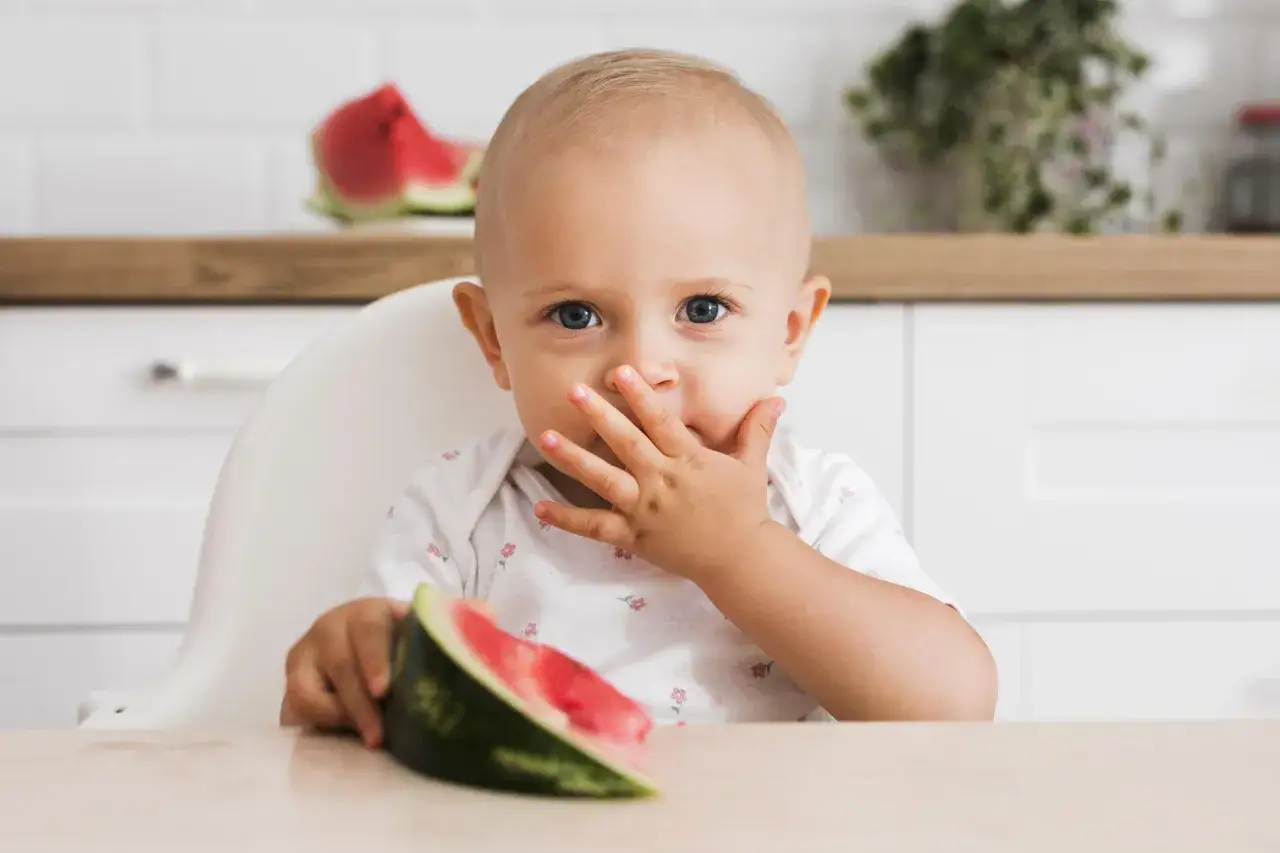 Beb&eacute; con sand&iacute;a, &iquest;a qu&eacute; hora se le da la fruta a los beb&eacute;s? Es un momento dulce.