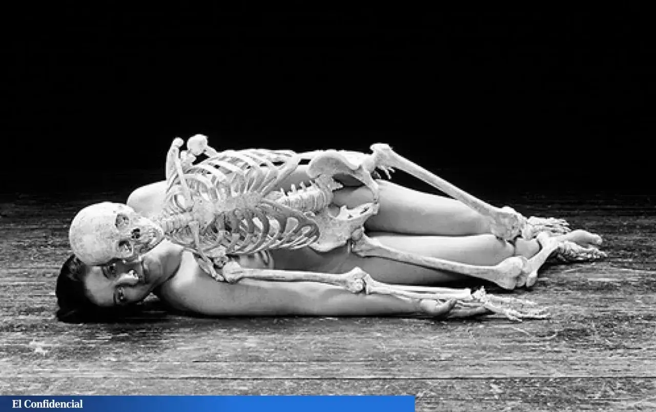 Marina Abramović y un esqueleto yacen entrelazados en una performance que evoca el