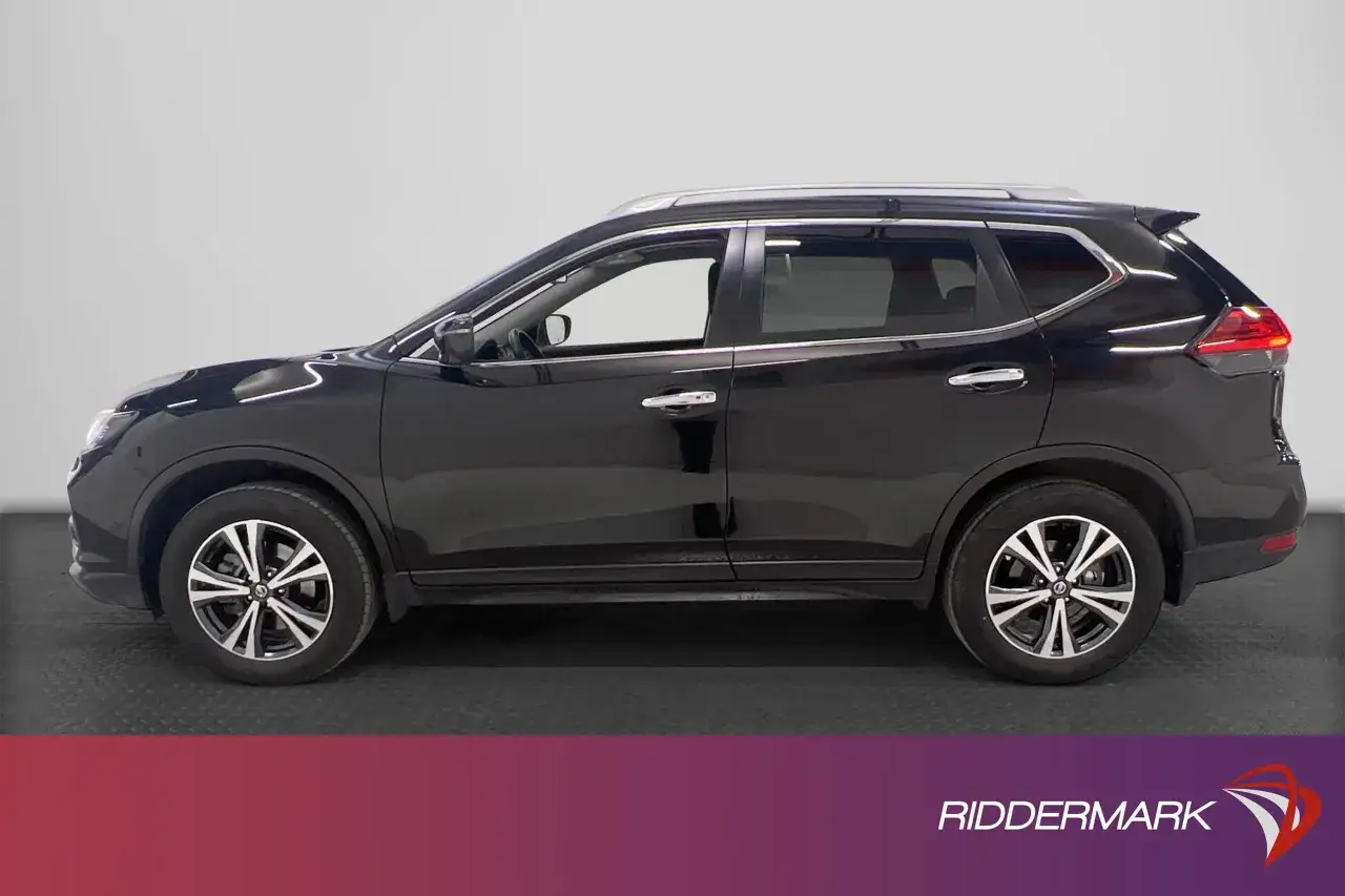 Svart Nissan X-Trail, sidovy. Inga synliga problem med denna bil, redo för nya äventyr.