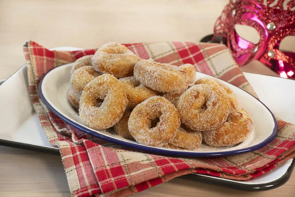 Rosquillas caseras de toda la vida, espolvoreadas con az&uacute;car, listas para disfrutar. Un dulce tradicional que evoca recuerdos.