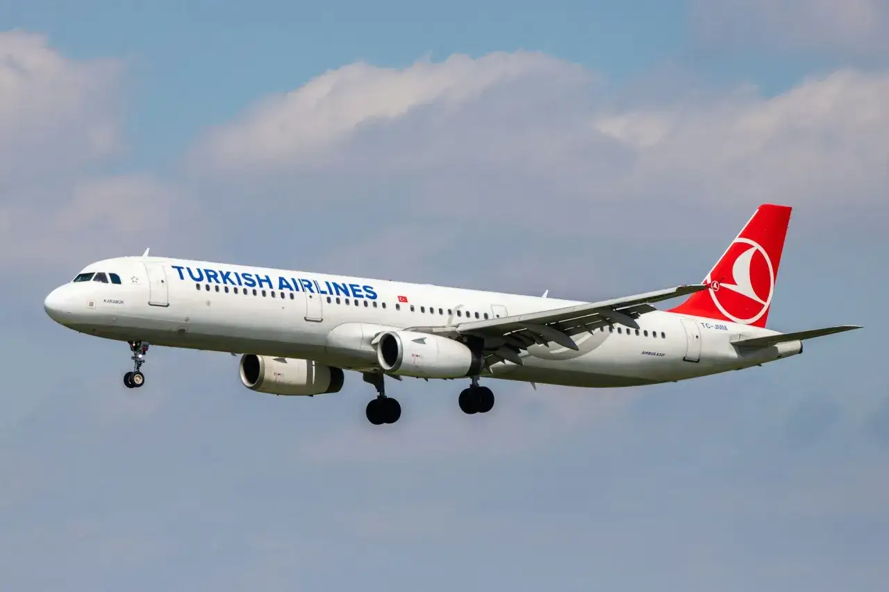 Turkish Airlines flygplan med landningsstället nere, redo för landning. Perfekt för din turkish airlines handbagage-resa.
