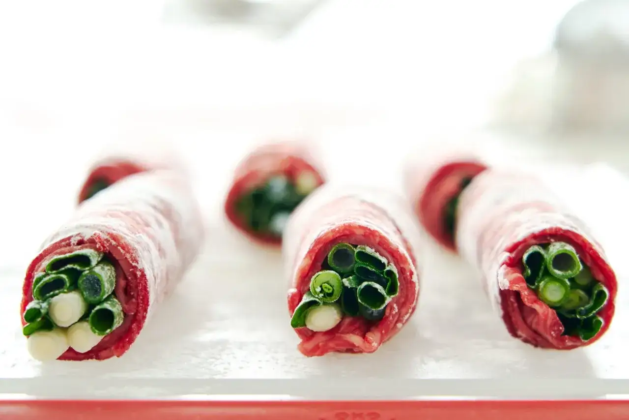 Rouleaux de boeuf et oignons verts, prêts à être cuisinés. Un délice qui rappelle le boeuf fromage.