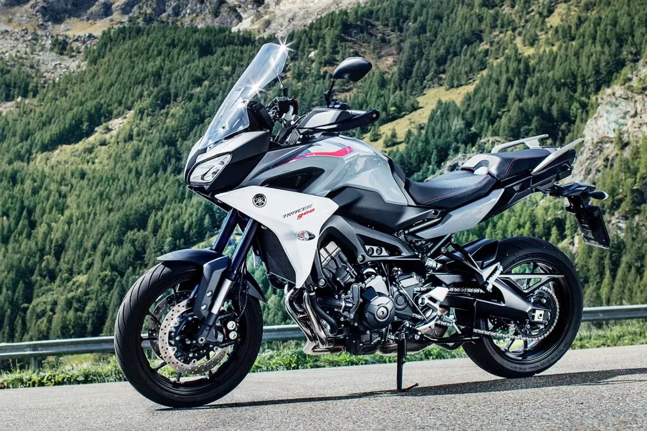 Szary motocykl Yamaha Tracer 900 na tle górskiego krajobrazu. Poznaj jego yamaha tracer 900 dane techniczne.