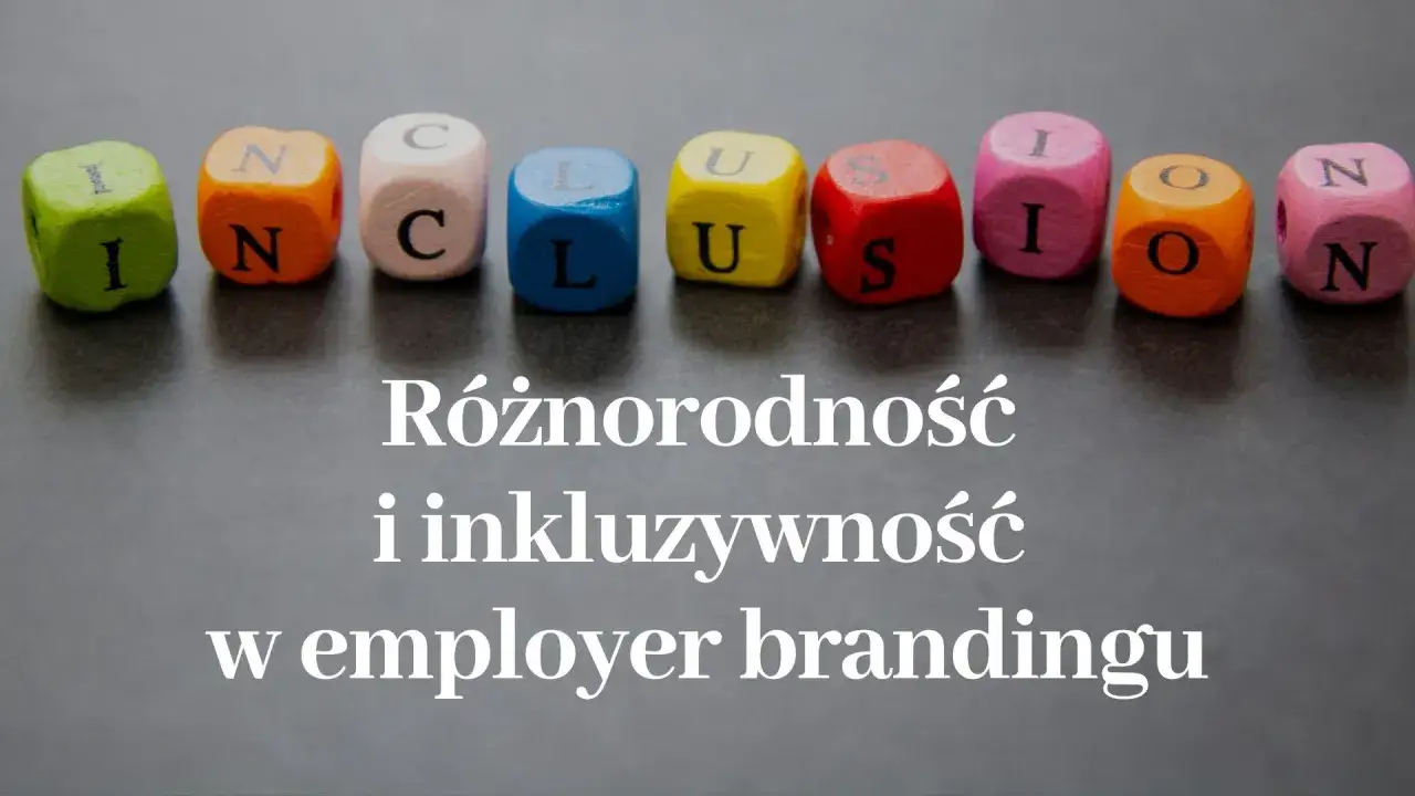 Kolorowe kostki tworzą napis