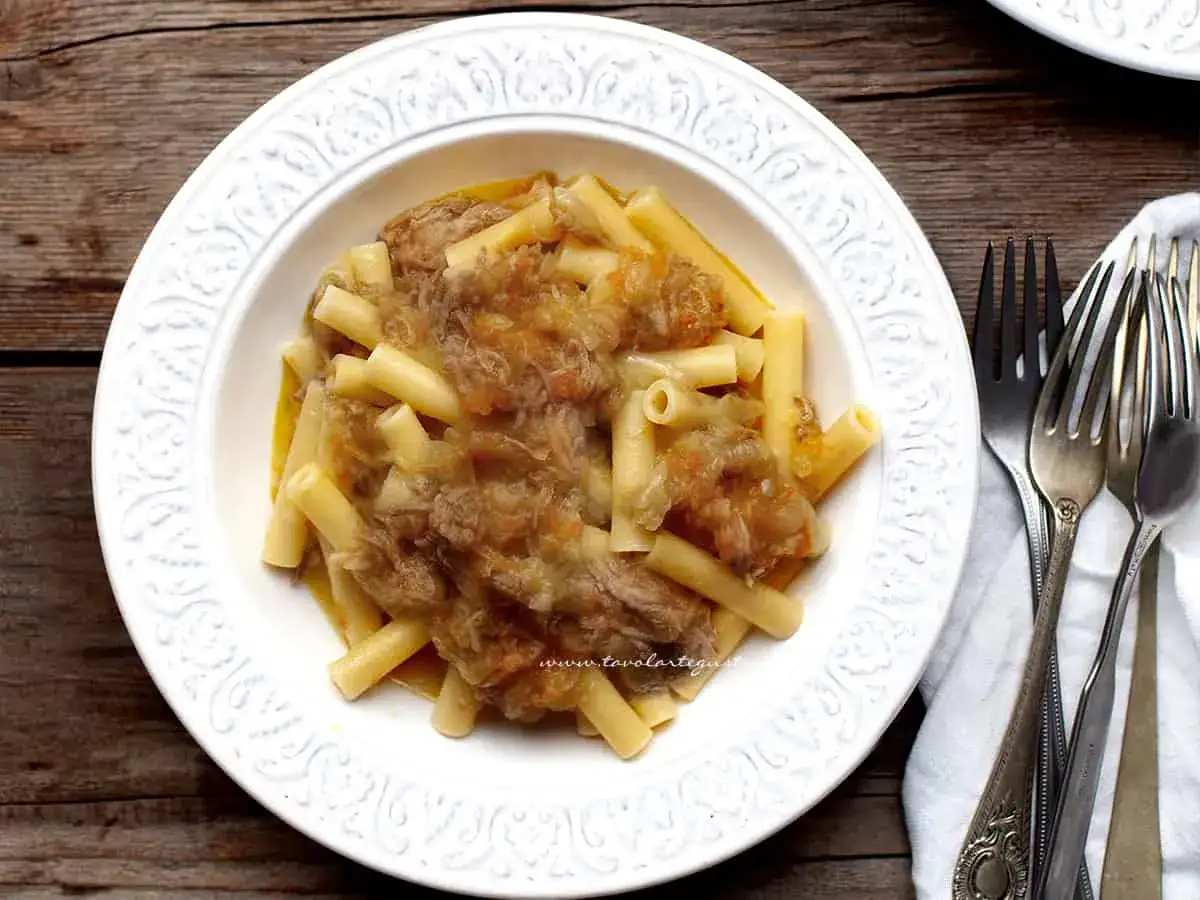 Mezzanelli alla genovese, un piatto ricco e saporito, servito in un piatto bianco decorato.