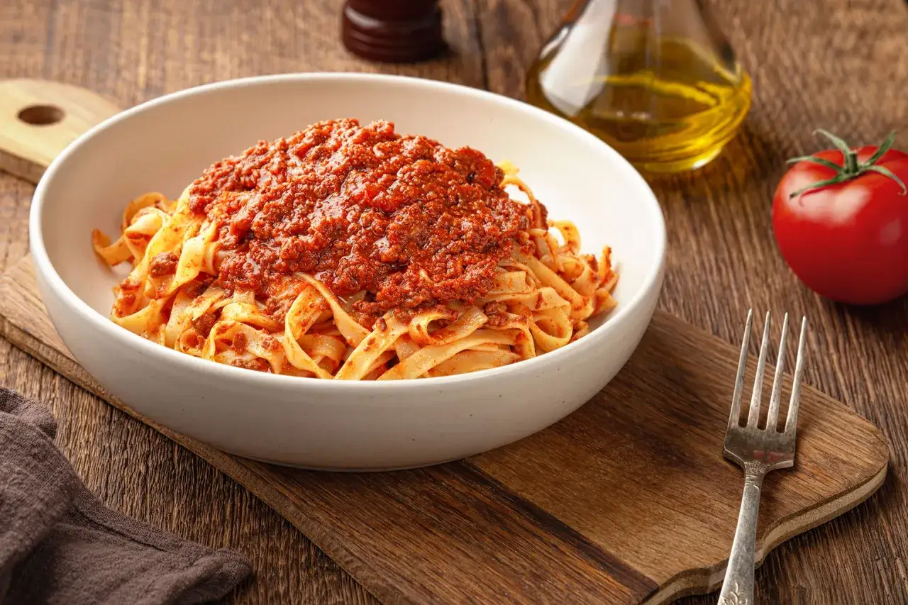 Pyszne tagliatelle z sosem bolognese, jak z oryginalnego przepisu. Idealne na rodzinny obiad.