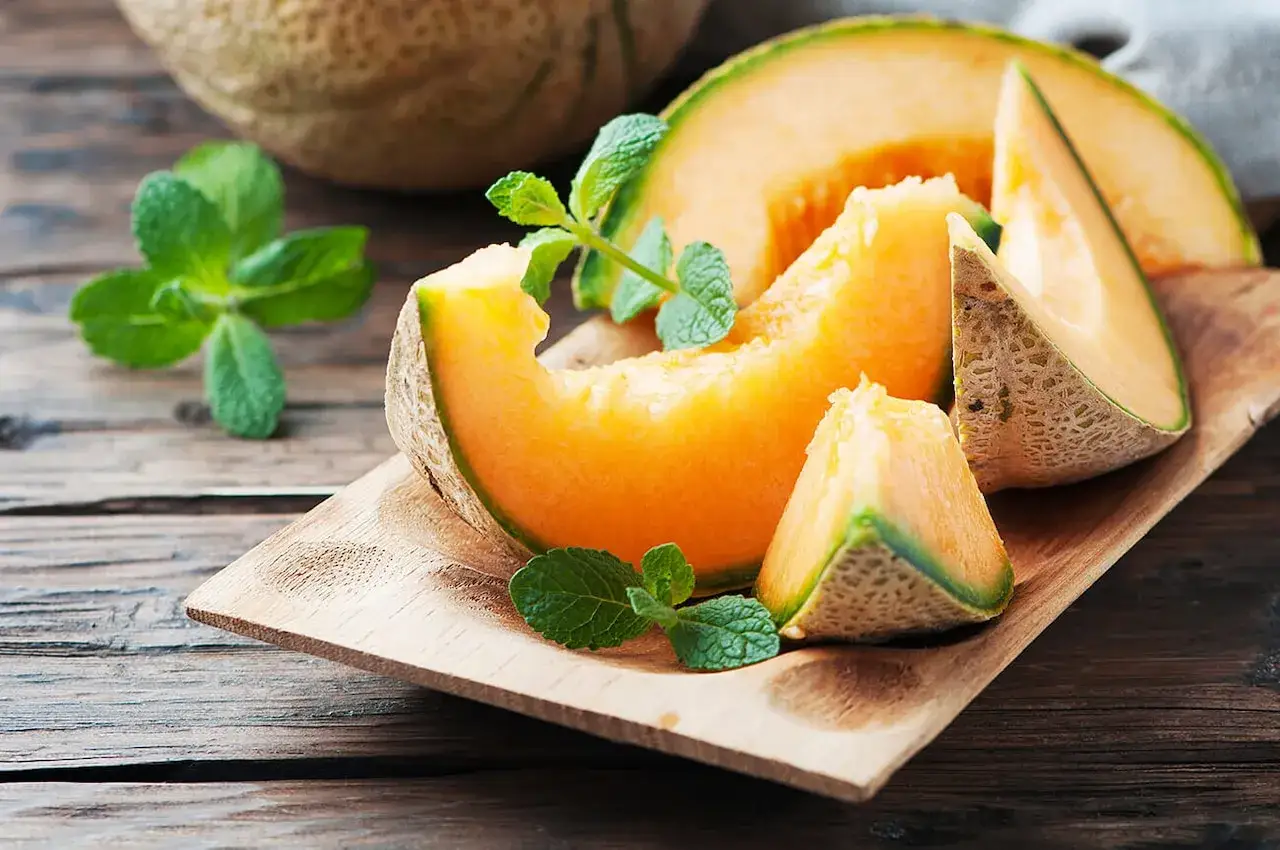 melon z pestkami i obieranie melona