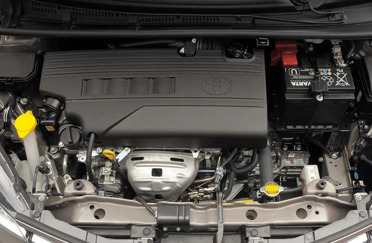 Silnik Toyoty Yaris, z widocznym logo producenta. To serce auta, które decyduje, ile koni ma Toyota Yaris.
