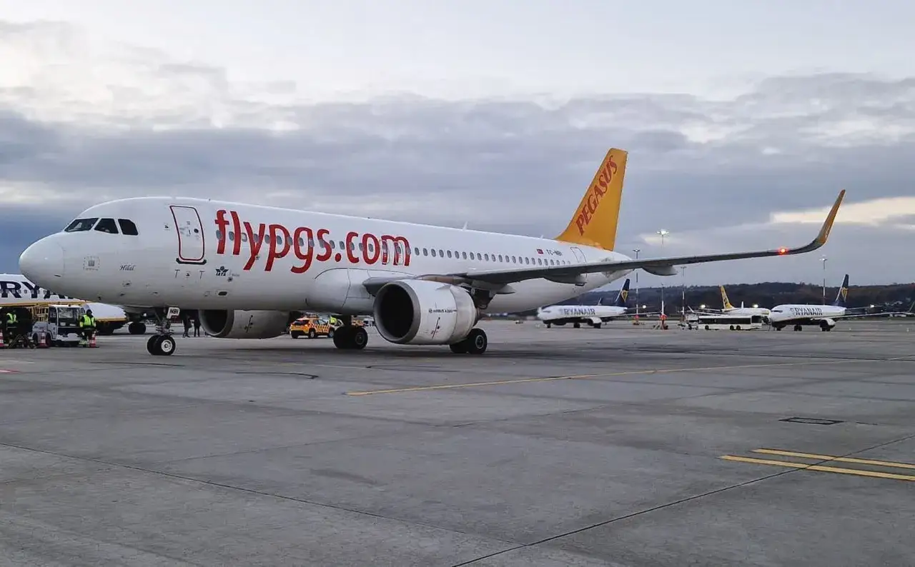 Samolot linii lotniczych Pegasus z napisem