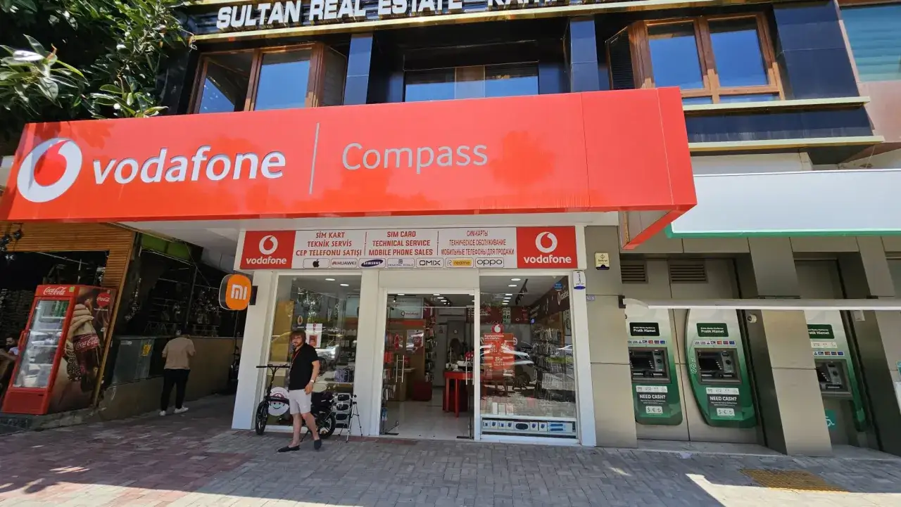 Sklep Vodafone w Turcji oferuje usługi internetowe, karty SIM i telefony komórkowe. Obok znajdują się bankomaty.