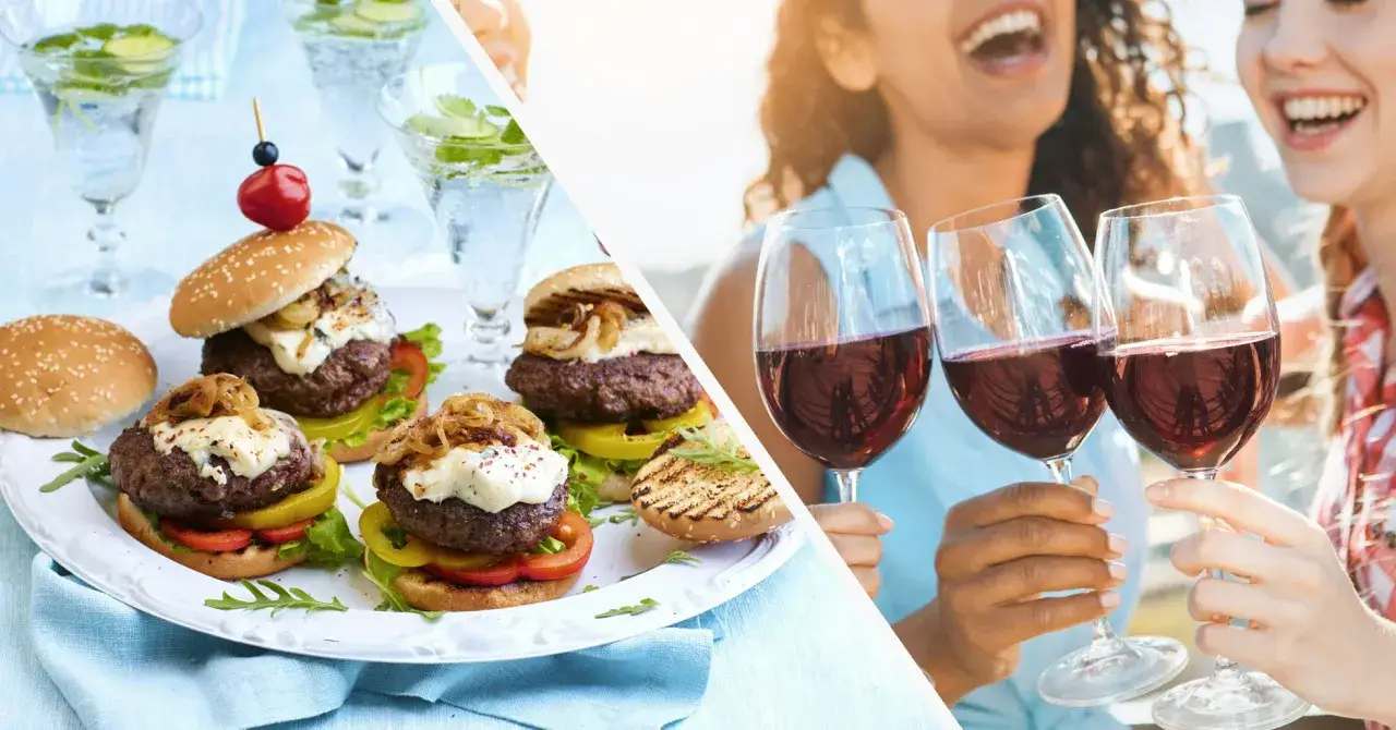 Saftiga hamburgare på en tallrik och tre glas rött vin som skålar. Perfekt för en sommarkväll med vin till hamburgare.