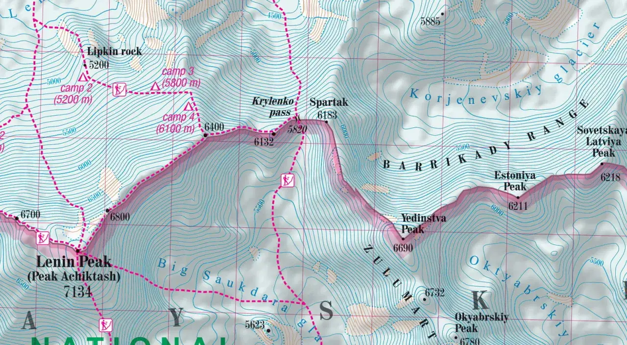 Mapa topograficzna z zaznaczonymi obozami i szczytami, w tym Lenin Peak (7134 m). W oddali widać pasmo Korjenevskiy, gdzie można spotkać śnieżna pantera szczyty.