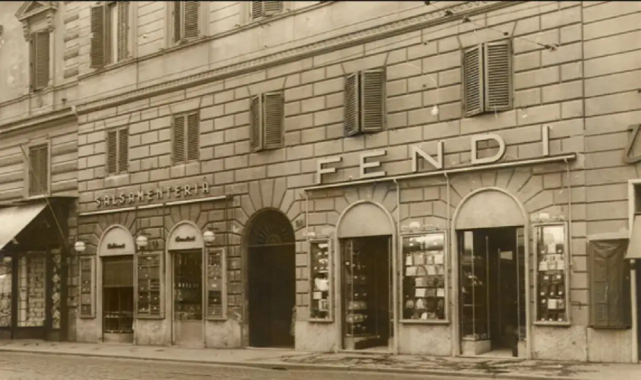 Edificio storico con insegna 