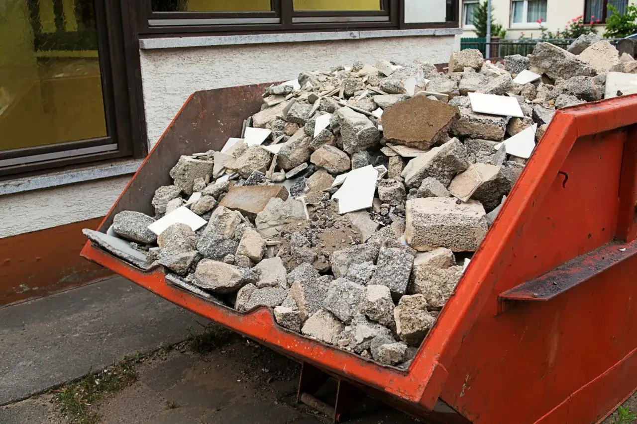 Kontener z gruzem budowlanym, gotowy do wywozu. Szacowanie wyburzenia cena za m3.