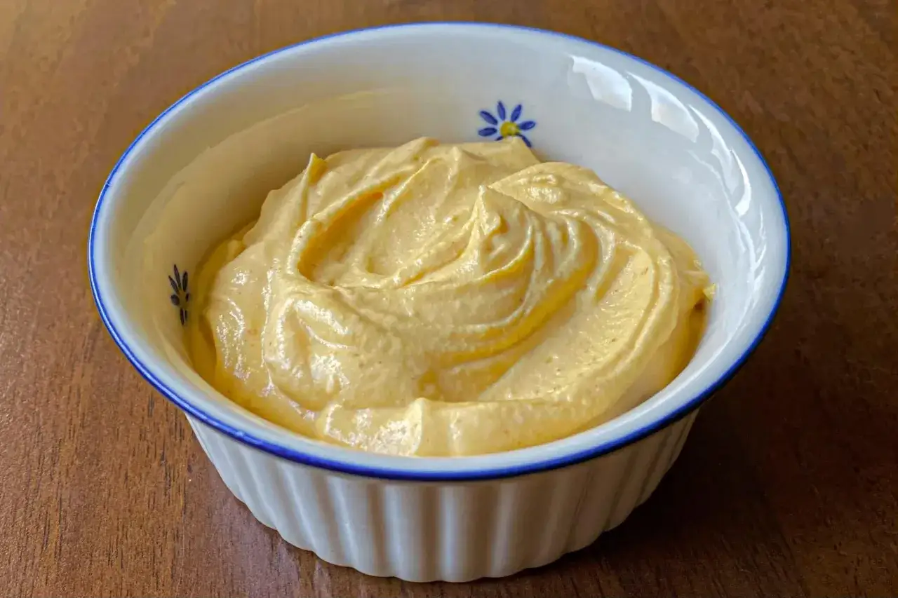 Una cremosa maionese fatta in casa con uova sode e olio di girasole, servita in una ciotolina decorata.