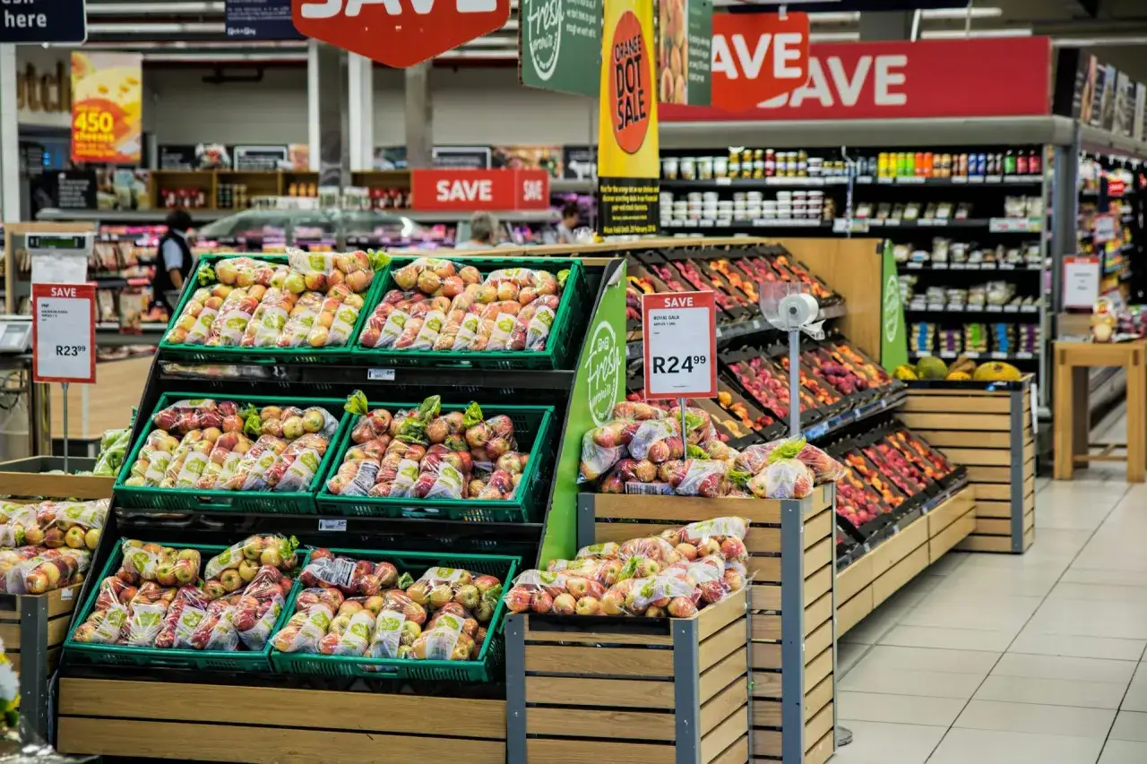 Jabłka na sprzedaż w supermarkecie. Ceny w Czechach mogą być podobne, ale tutaj widzimy ceny w innej walucie.