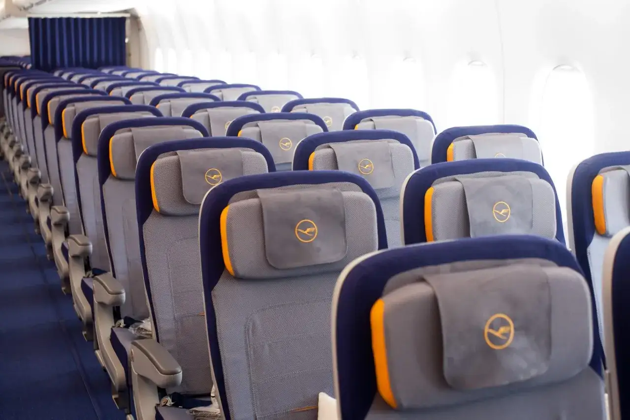 Tomma säten på ett Lufthansa-plan. Tänk dig att kunna använda Lufthansa wifi för att jobba eller streama under resan.