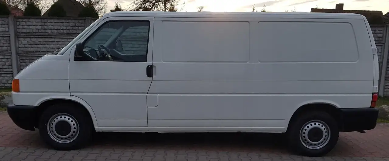 Biały VW T4 2.5 TDI 102KM, klasyk w transporcie. Opinie o tym modelu są zazwyczaj pozytywne, chwalony za niezawodność.