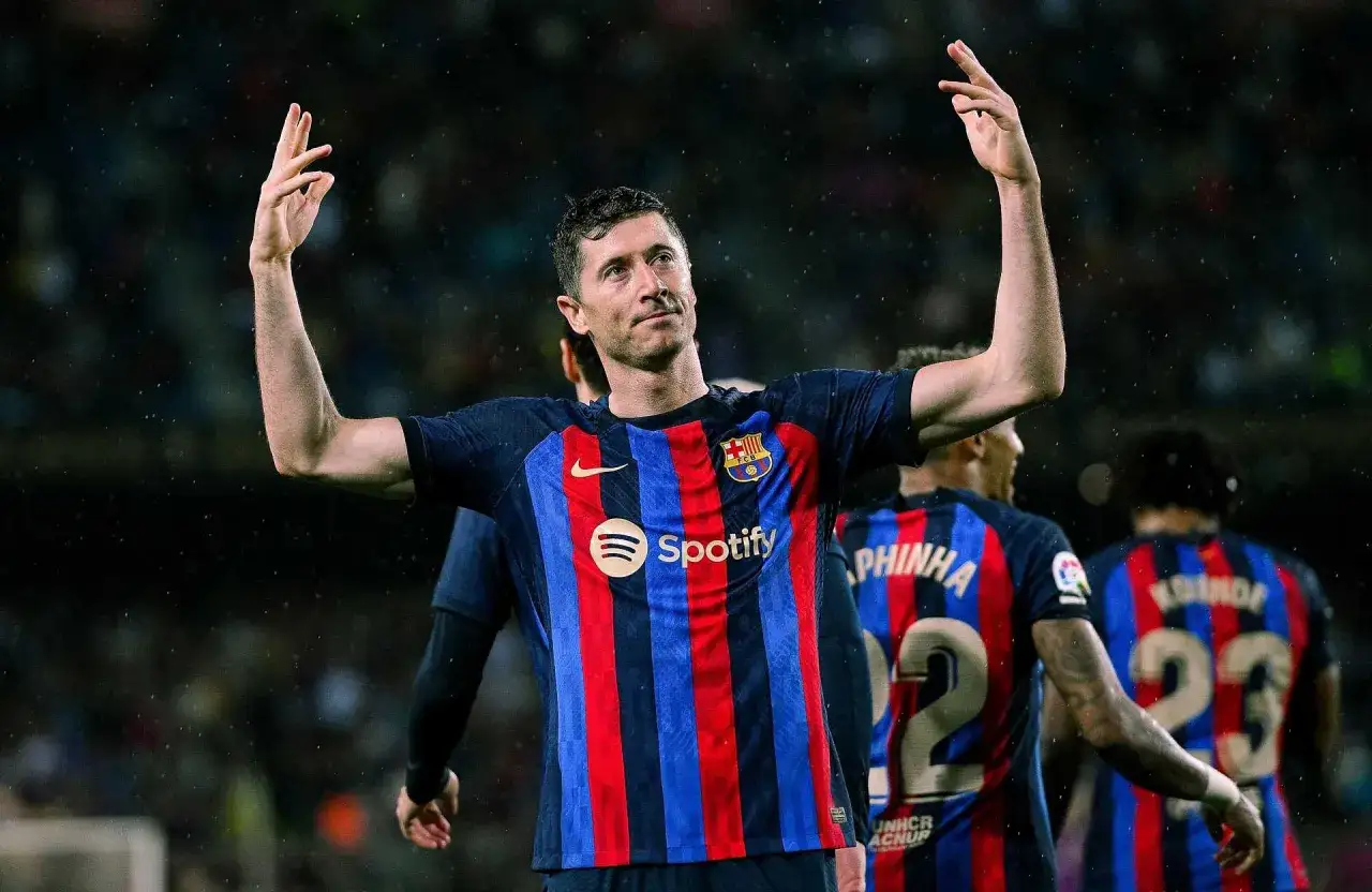 Robert Lewandowski, jeden z najlepszych króli strzelców La Liga, świętuje zwycięstwo na boisku.