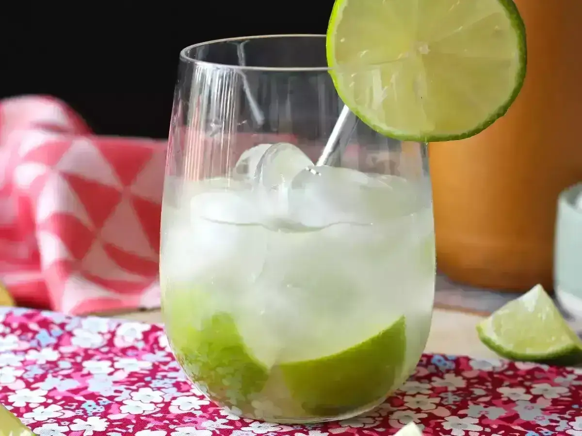 Orzeźwiająca caipirinha przepis: drink z lodem, limonką i cukrem. Idealny na upalne dni.
