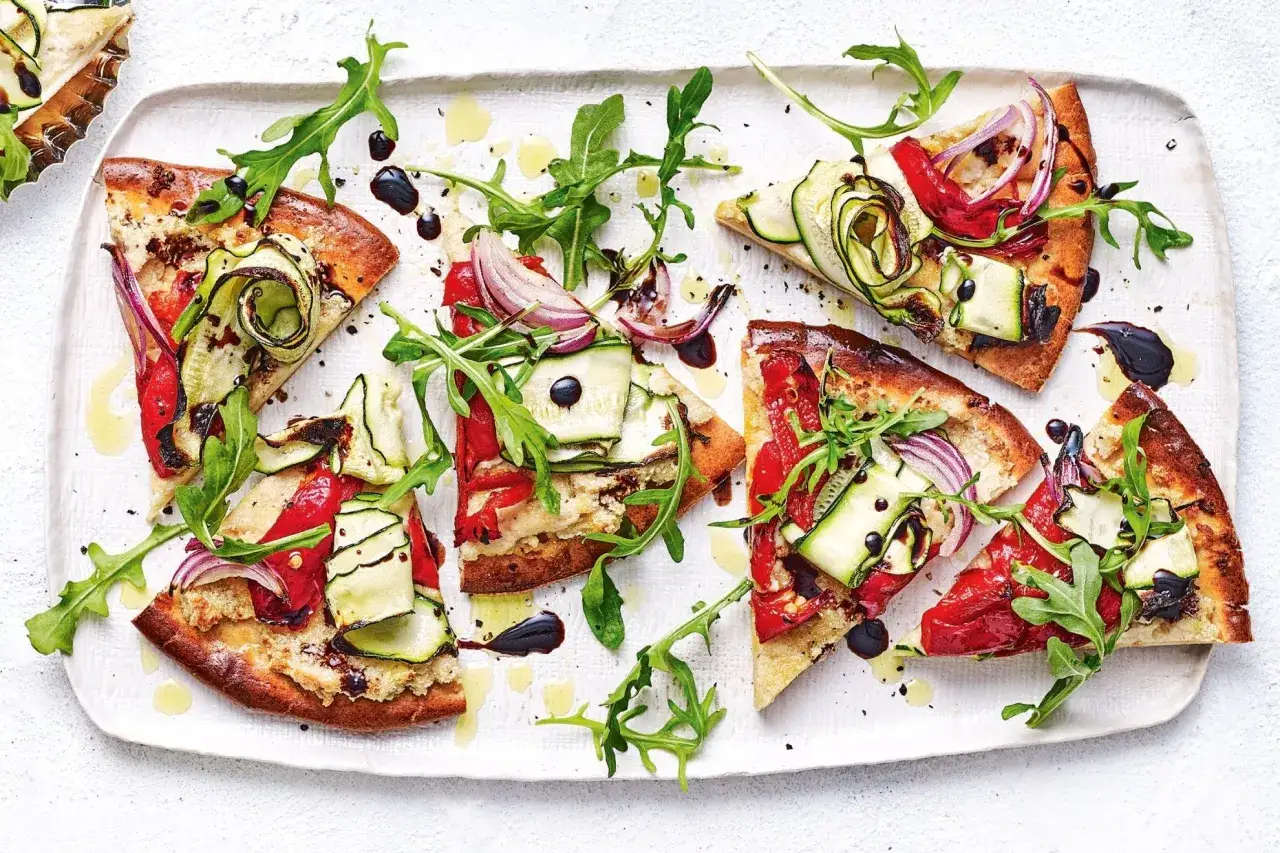 Slices av libapizza med zucchini, r&ouml;d l&ouml;k, paprika och ruccola. En l&auml;tt och god r&auml;tt, perfekt f&ouml;r den som vill h&aring;lla koll p&aring; libapizza kalorier.