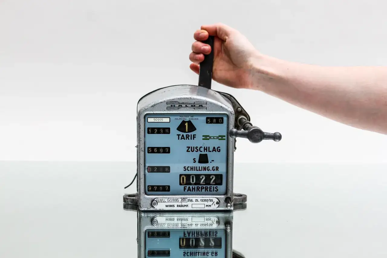 Hand bedient einen alten Taxameter von Haldex AB, Halmstad, Schweden. Ein Stück Technikgeschichte für das Taxi Schweden.