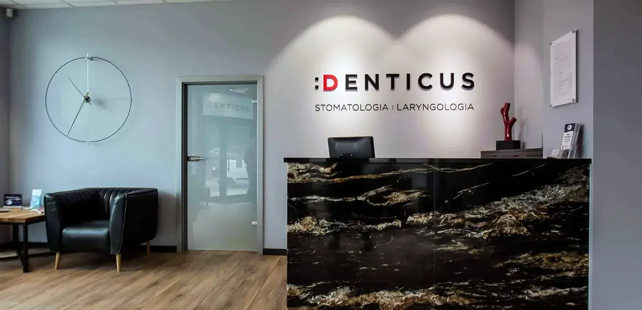 Recepcja kliniki stomatologicznej z logo 