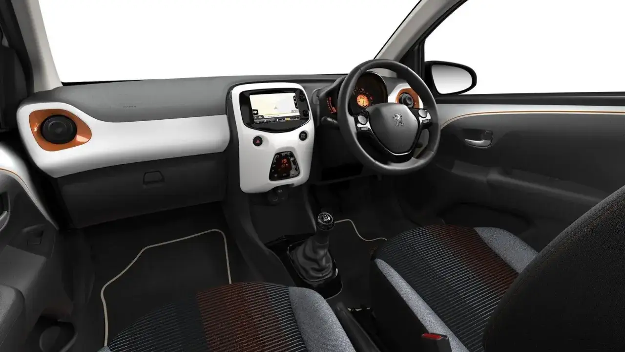 Wnętrze Peugeot 108 z nowoczesnym ekranem dotykowym, kolorowymi akcentami i wygodnymi siedzeniami.