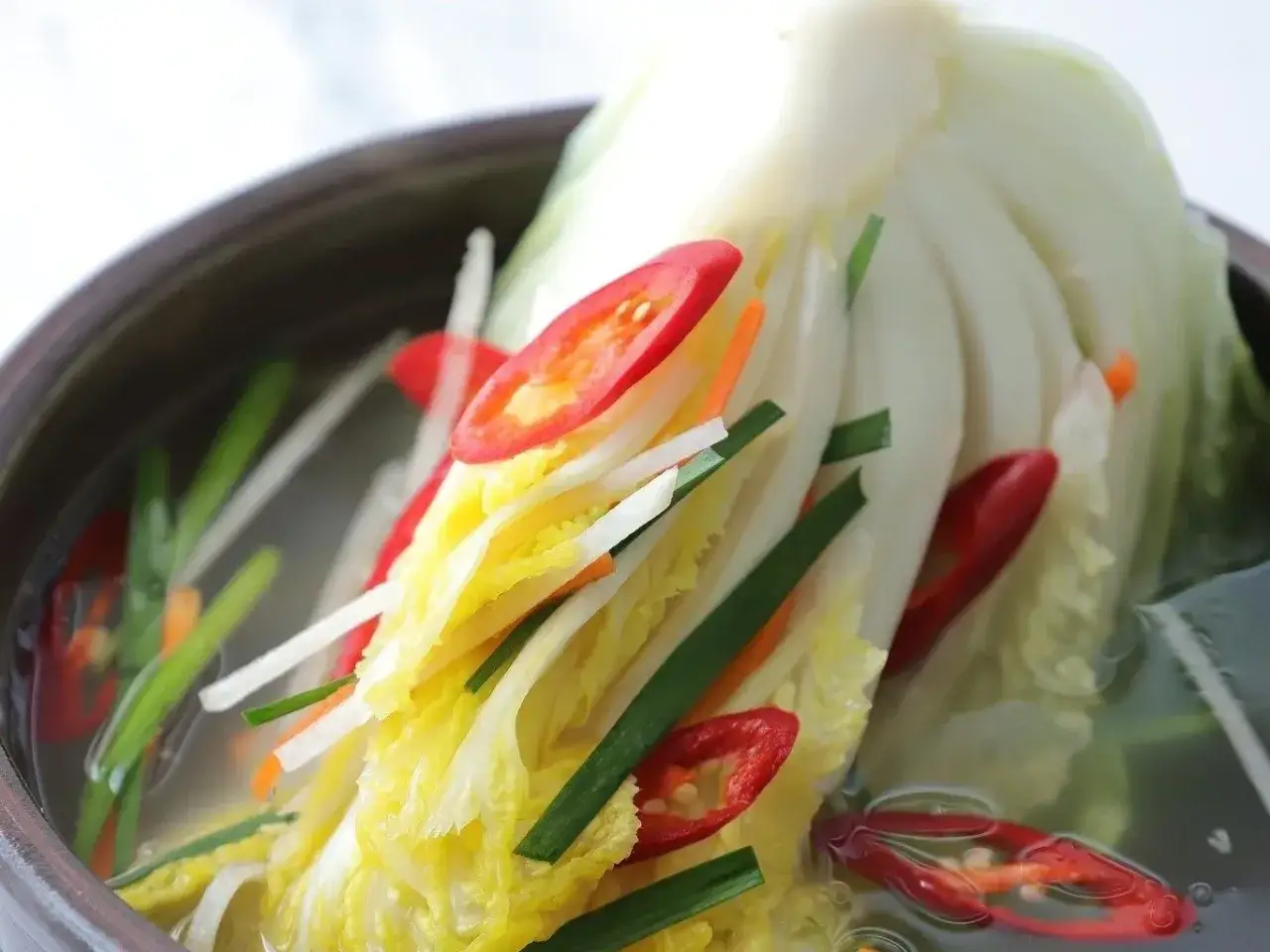 kimchi i kapusta kiszona obok siebie
