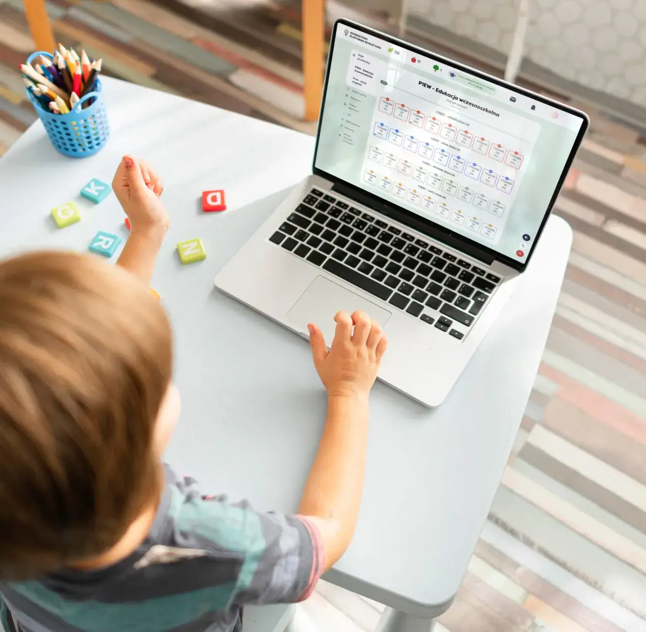 uczeń korzystający z platformy edukacyjnej
