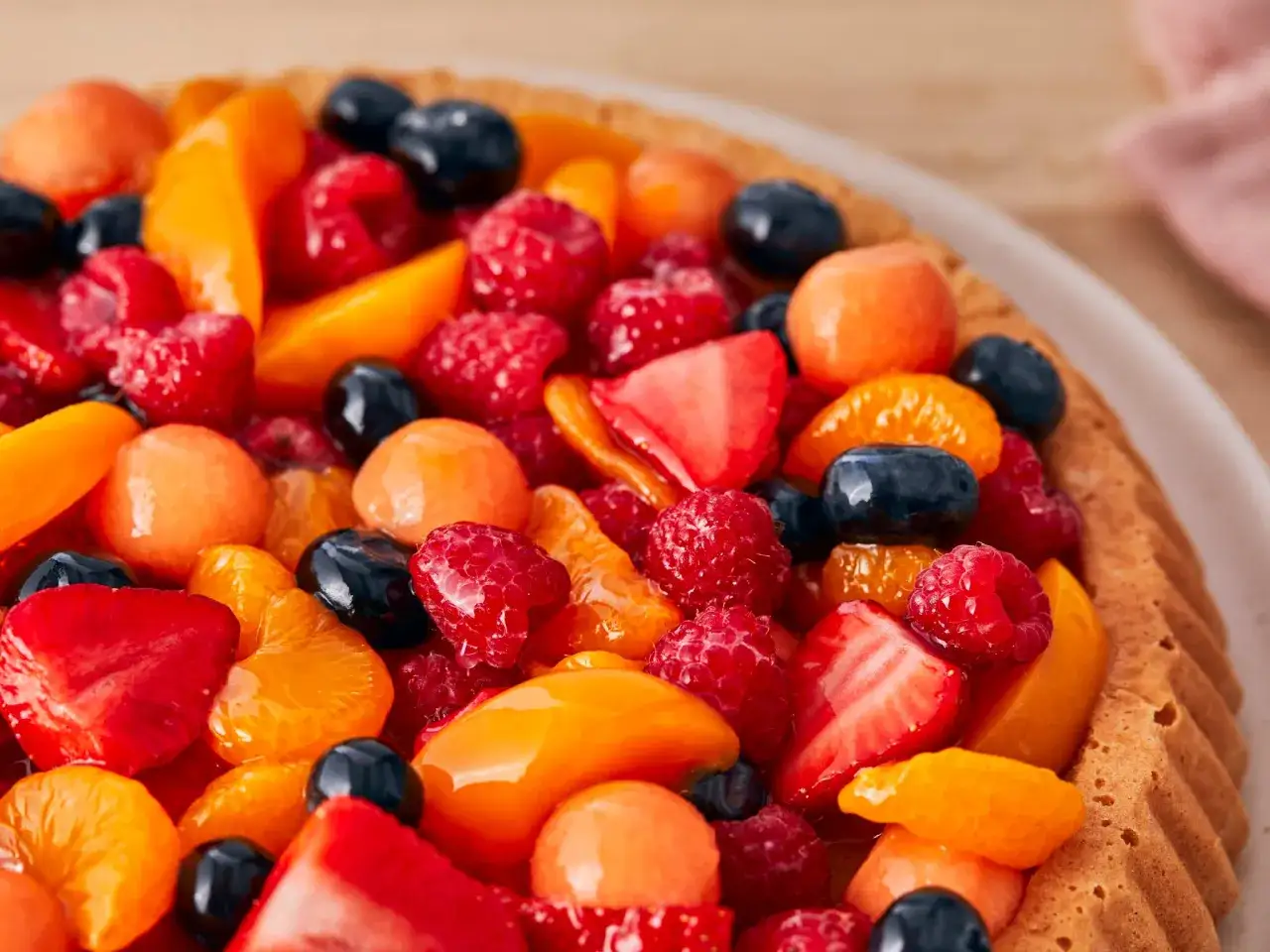 Fruchtiger Kuchen mit Erdbeeren, Himbeeren, Blaubeeren und Aprikosen. Perfekt, um Tortenguss selber machen zu &uuml;ben und die Fr&uuml;chte gl&auml;nzen zu lassen.