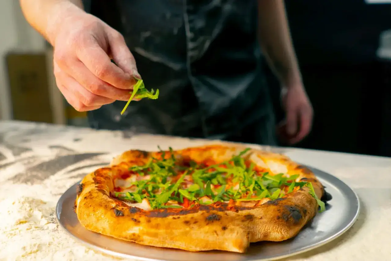 ręczne formowanie spodu do pizzy bez wałka