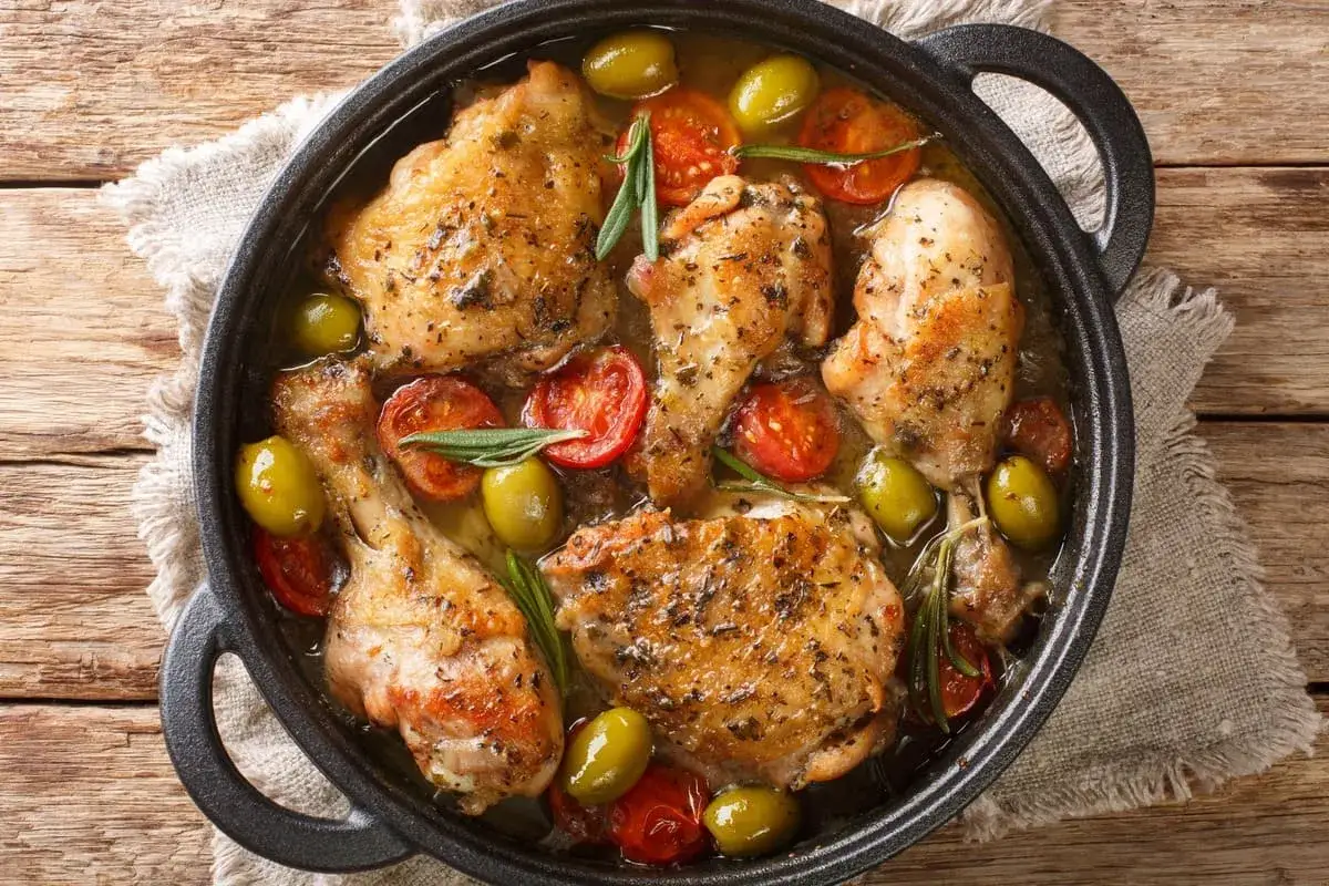 Succulento pollo alla mediterranea in padella con pomodorini, olive verdi e rosmarino. Un piatto profumato e saporito.