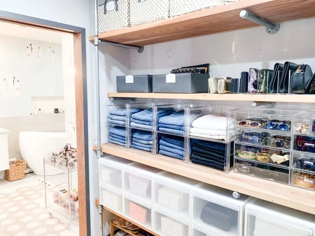 Rangement astucieux pour un dressing organis&eacute; : jeans pli&eacute;s dans des bo&icirc;tes transparentes, accessoires et sacs bien rang&eacute;s. Un vrai projet diy rangement !