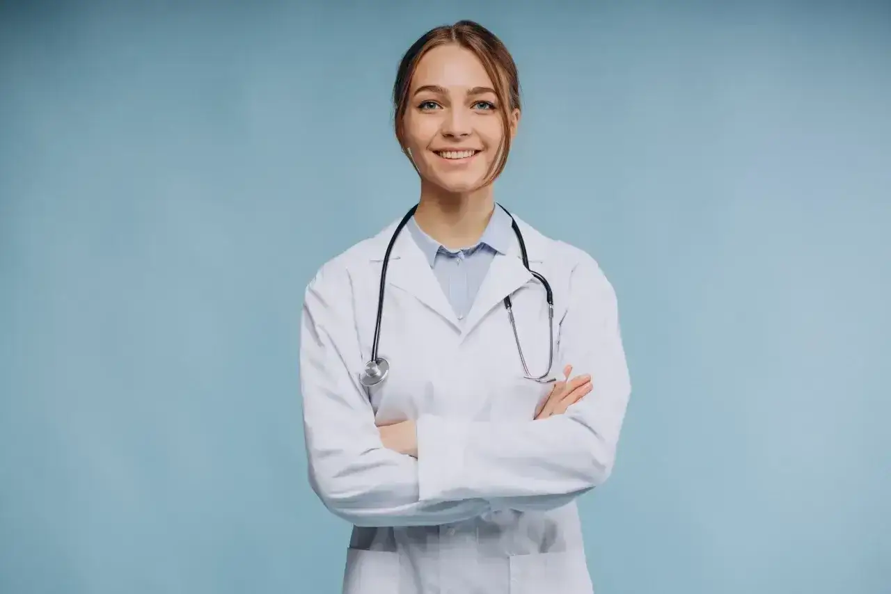 Uśmiechnięta lekarka w białym kitlu ze stetoskopem, zastanawia się, ile zarabia psychiatra.