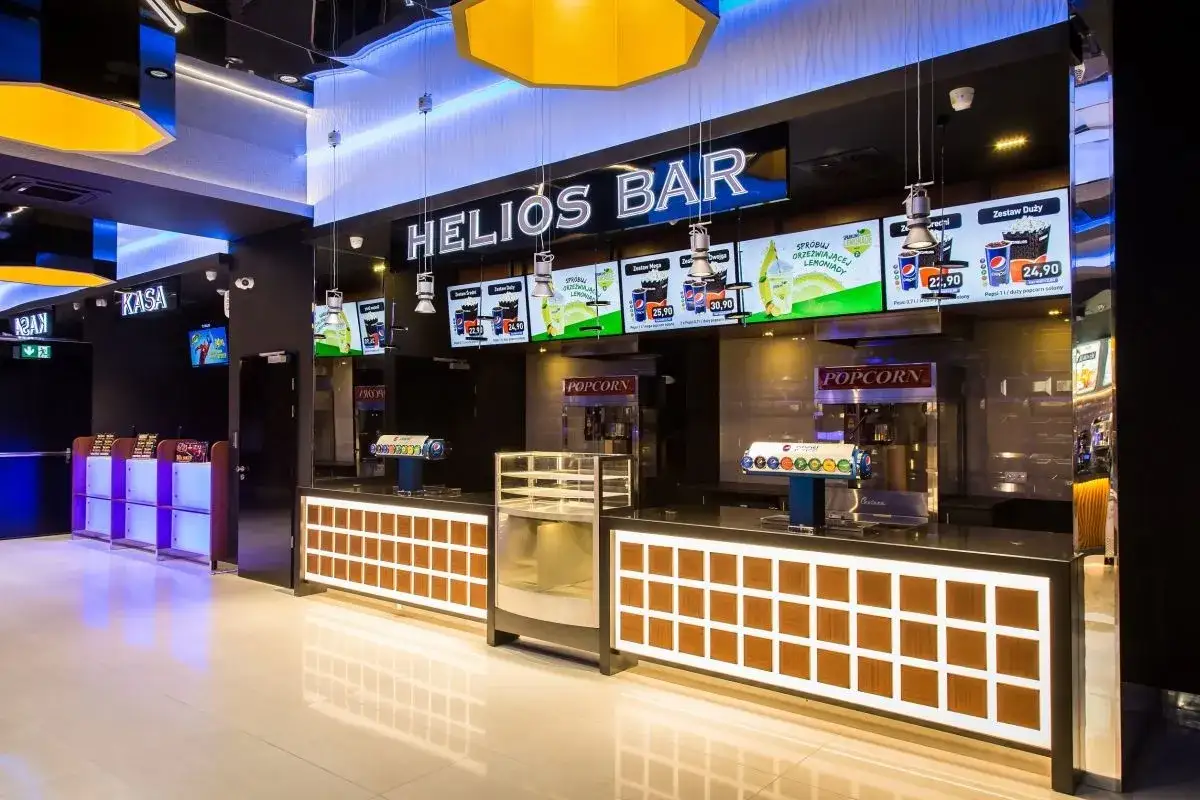 Na ekranach w Helios Bar widać ceny napojów. Zestaw z colą kosztuje 24,90 zł.