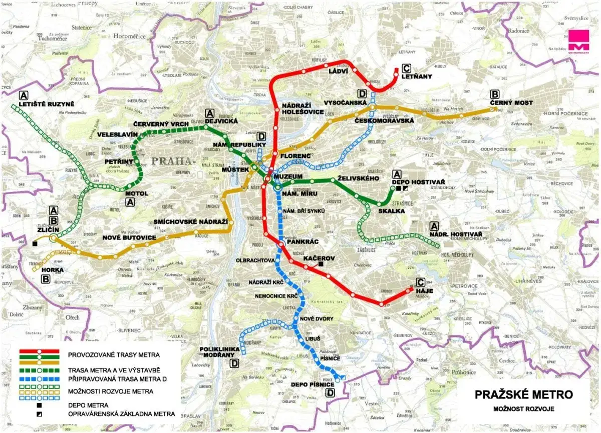 Mapa pražského metra s vyznačenými trasami A, B, C, D a možnostmi rozvoje.