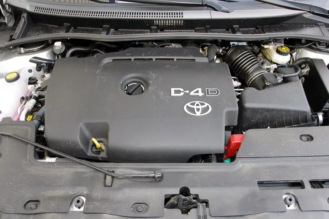 Silnik D-4D w Toyocie Corolli 2010. Widoczna osłona silnika z logo Toyoty i oznaczeniem D-4D.