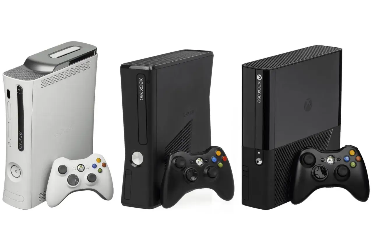 Trzy konsole Xbox 360, biała i dwie czarne, z kontrolerami. Pamiętasz, kiedy wyszedł Xbox 360?