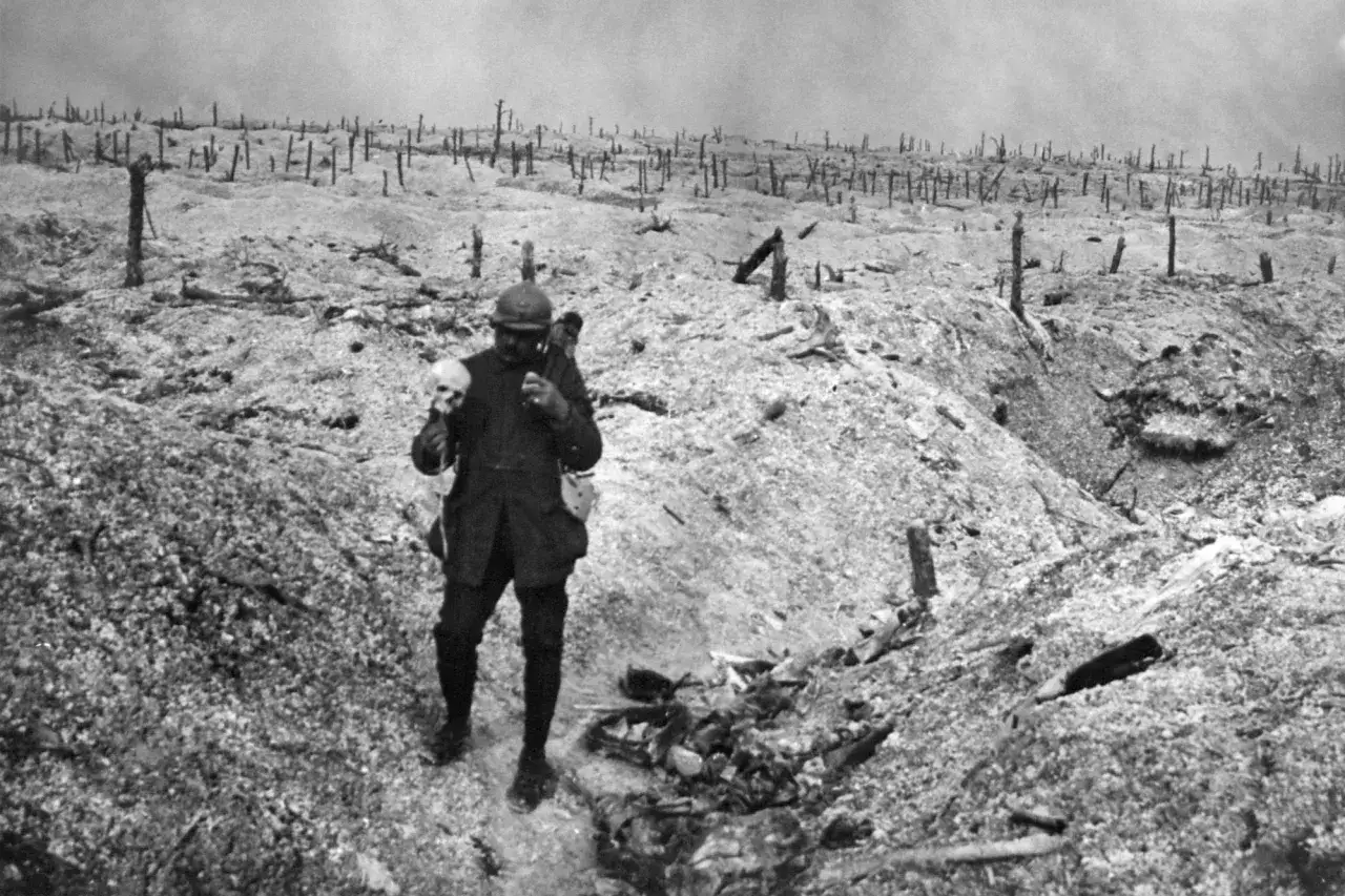 Soldat dans un paysage d&eacute;vast&eacute;, tenant un cr&acirc;ne. Combien reste-t-il de survivants de la Premi&egrave;re Guerre mondiale ?