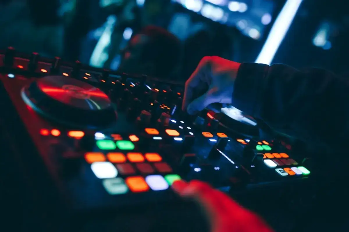 Zdjęcie Na czym polega praca DJ-a: kompletny opis zawodu i wymagane umiejętności