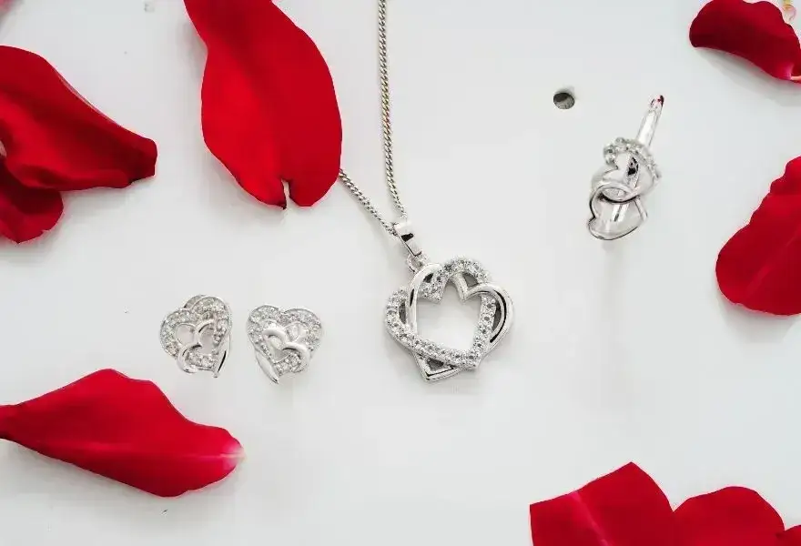 Elegancka biżuteria walentynkowa dla narzeczonej