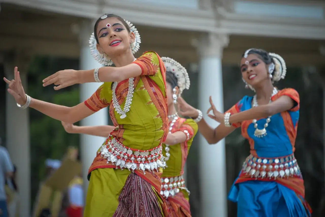 Tres j&oacute;venes bailarinas con trajes tradicionales indios realizan una danza. &iquest;Qui&eacute;n invent&oacute; el baile? Ellas, con su gracia, nos lo cuentan.