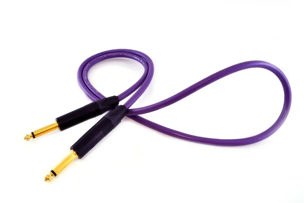 Fioletowy kabel do gitary elektrycznej z pozłacanymi wtykami jack. Idealny do podłączenia instrumentu.