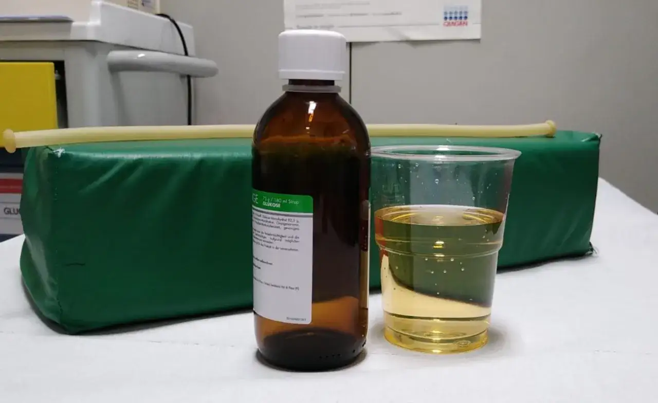 Preparazione per la curva glicemica: sciroppo di glucosio e bicchiere con liquido giallo.