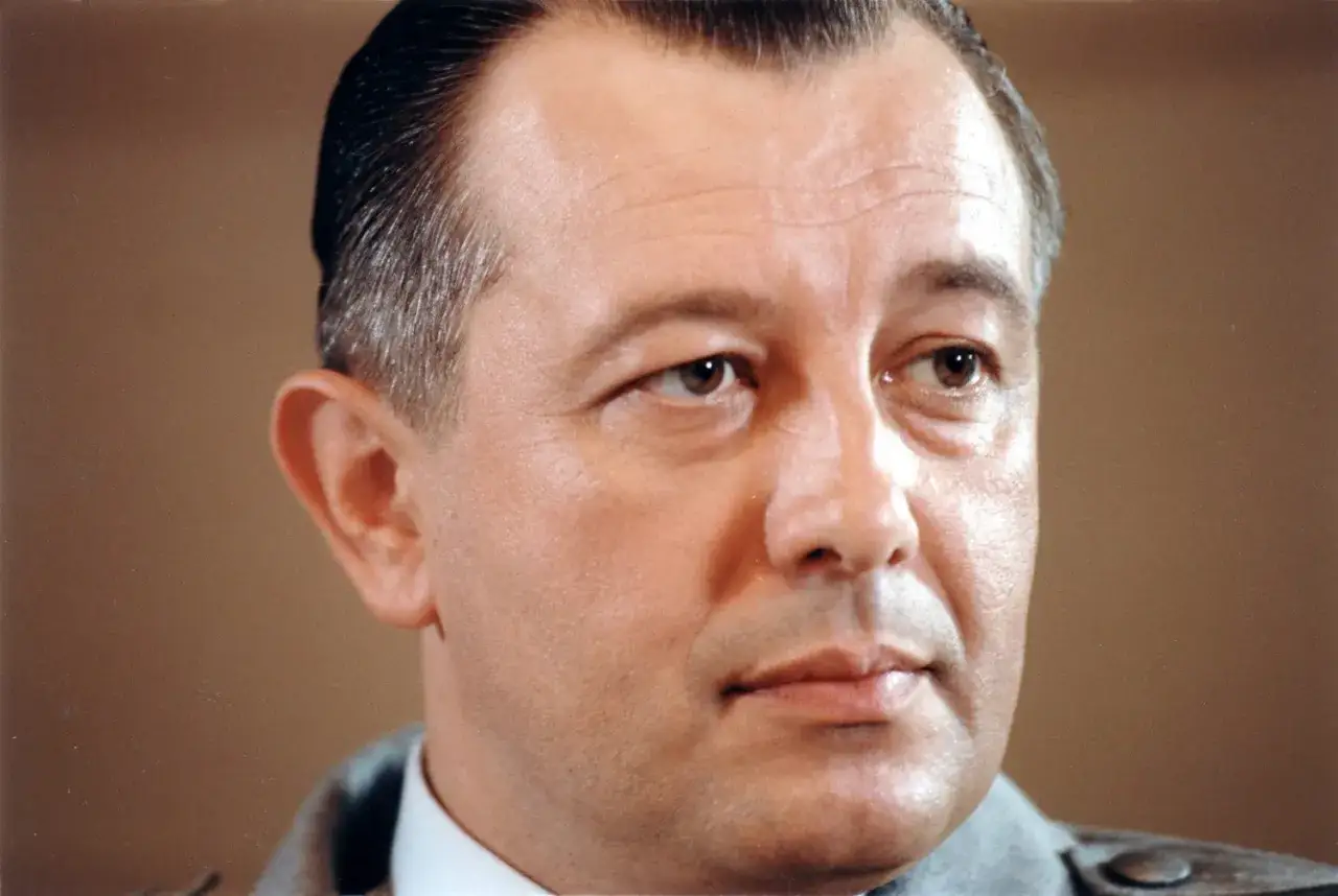 Portret mężczyzny, Jacek Sas Uhrynowski, z uwagą w oczach.